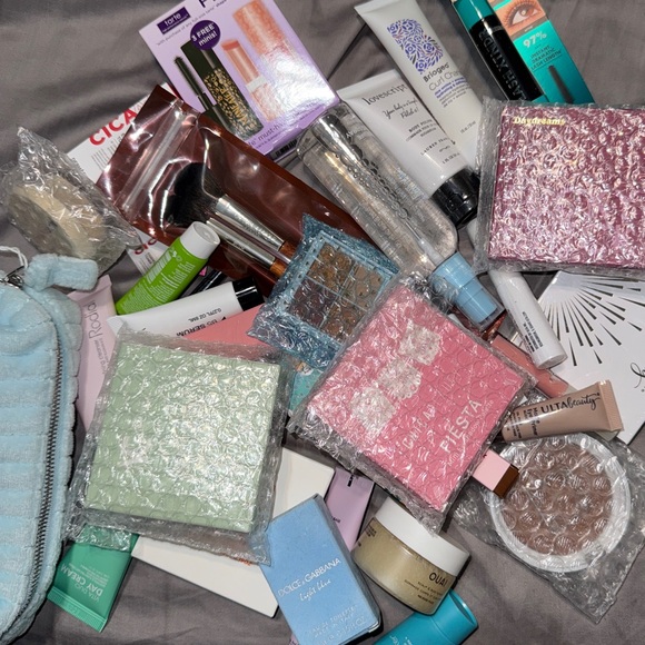 Mystery Boxes 10 Makeup, skincare, hair, nail, etc deluxe samples & full size - Picture 5 of 17